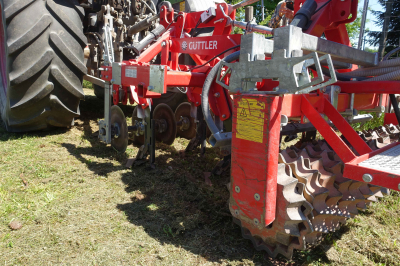 Anbaugerät zum Unterschneiden, mit Messer, waagrechten Pflugscharen und einer Walze