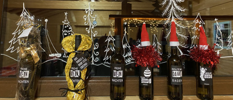 Weihnachtlich dekorierte Weinflaschen als Firmenpräsente im Christbaumdorf Klug im Spessart Weinflaschen mit Weihnachtsdekoration und Geschenkverpackung als Firmenpräsente im ersten Christbaumdorf Deutschlands bei Christbaum-Klug im Spessart
