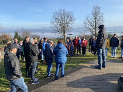 Chef Uwe Klug erzählt einer Besuchergruppe die Geschichte vom Weihnachtsbaum im Christbaumdorf Spessart