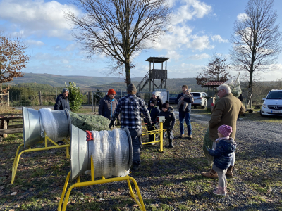 Kunden beim Einnetzen ihrer Weihnachtsbäume auf der Plantage im Christbaumdorf Klug im Spessart