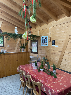 Festlich dekorierter Thekenbereich in der Holzhütte des ersten Christbaumdorfes im Spessart