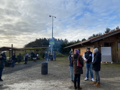 Gäste bei der Firmenweihnachtsfeier mit Feuerschale und Glühwein im Christbaumdorf Klug im Spessart