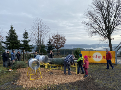 Einnetzen von Weihnachtsbäumen für Firmenkunden im Christbaumdorf Klug im Spessart