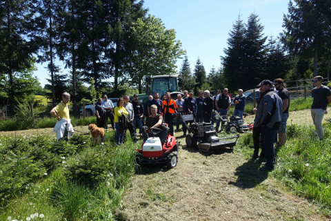 Foto von Finn Klug beim Vorführen eines Aufsitzmähers