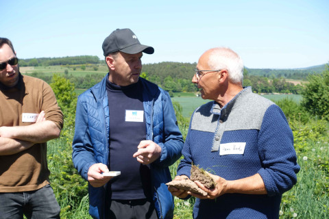 Foto von Uwe Klug und Hans Koch bei einer Bodenanalyse