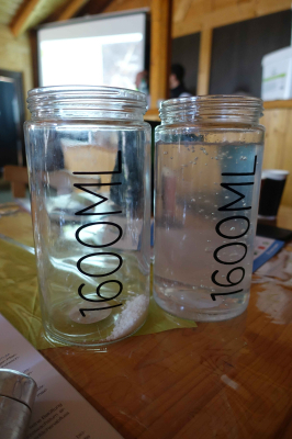 Zwei Gläser mit Wasser zur Vorbereitung der Bodenanalyse