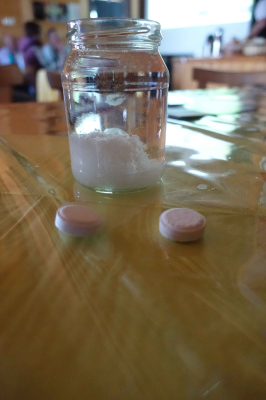 Tabletten und Glas für Bodenanalyse während der Veranstaltung