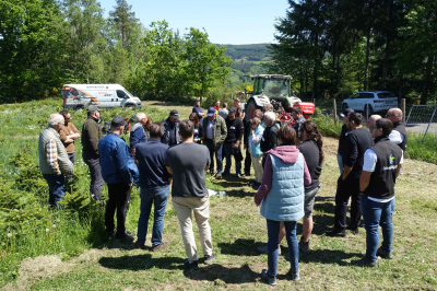 Größere Teilnehmergruppe bei Bodenerklärung im Gelände