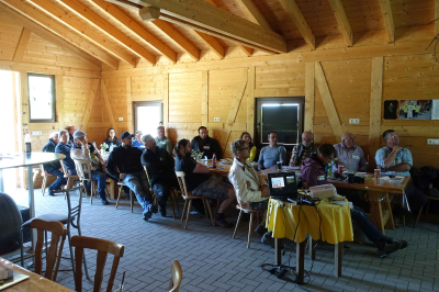 Bodentag-Vortrag vor Teilnehmergruppe im Innenraum