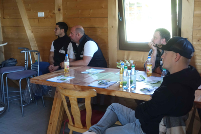 Teilnehmer der Bodentage bei der Theorieeinheit in der Holzhaus