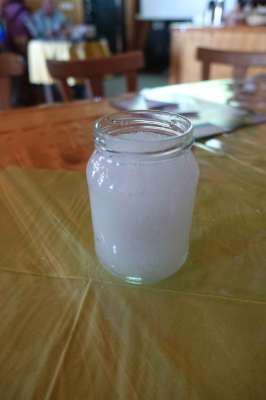 Bodenanalyse im Glas mit sichtbarer Auflösung im Wasser