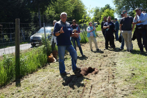 Foto von Hans Koch bei einer Erklärung der Bodeneffekte