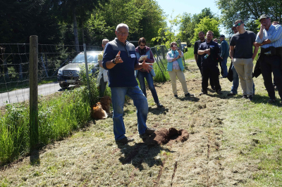 Hans Koch erklärt Effekte des unterschnittenen Bodens Foto von Hans Koch bei einer Erklärung der Bodeneffekte