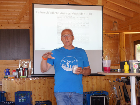 Hans Koch erklärt bei seinem Vortrag die Säureregulierung des Bodens durch Kalk