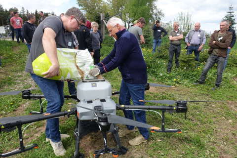 Hans Koch und Manuel Ursel befüllen Drohne auf Feldtag zur Ausbringung von Zwischenfrucht