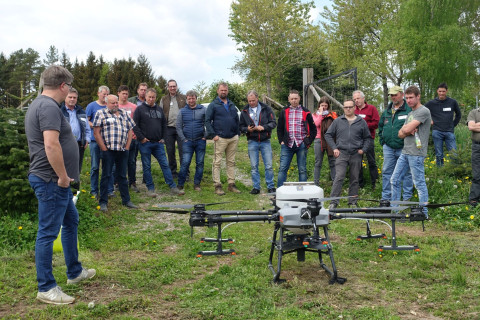 Drohnenpilot Manuel Ursel zeigt Fluggerät bei Vorführung vor Fachpublikum