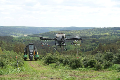 Drohne und Portaltraktor arbeiten zusammen für nachhaltigen Christbaumanbau