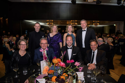 Uwe und Melanie Klug mit weiteren Gästen bei der Taspo Award Gala 2025 in Berlin bei festlich gedecktem Tisch und fröhlicher Stimmung vor der Preisverleihung zur Besten Marketingaktivität analog