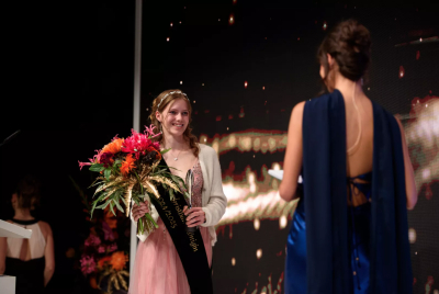 Sina Klug, die amtierende bayerische Christbaumkönigin aus Mittelsinn überreicht bei den Taspo Awards 2025 die Trophäe für die Beste Marketingaktivität Social Media