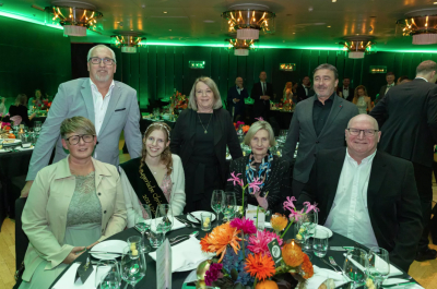 Vertreter des Christbaumdorf Mittelsinn e. V. bei der Taspo Award Gala 2025 in Berlin bei festlich gedecktem Tisch und fröhlicher Stimmung vor der Preisverleihung zur Besten Marketingaktivität analog