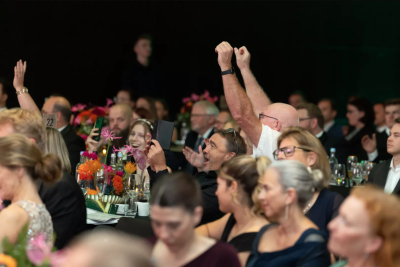 Gäste des Christbaumdorf Mittelsinn e. V. jubeln und feiern bei der Taspo Award Gala 2025 in Berlin nach der Verkündung des Siegers in festlich geschmücktem Saal
