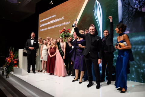 Christbaumdorf Mittelsinn e. V. gewinnt Taspo Award 2024 für Beste Marketingaktivität analog in Berlin Das Team des Christbaumdorf Mittelsinn e. V. auf der Bühne bei der Verleihung des Taspo Award 2024 in Berlin – Auszeichnung für die Beste Marketingaktivität analog
