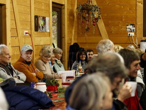 Live Musik bei einer Firmenweihnachtsfeier im Christbaumdorf Mittelsinn Musiker spielen Gitarre und Akkordeon in einer Holzhütte bei einer Weihnachtsfeier