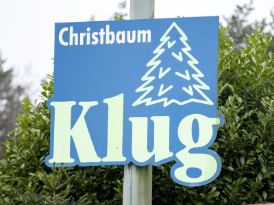 Firmenschild von Christbaum Klug am Betriebsgelände in Mittelsinn