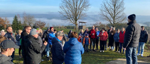 Firmenausflug zur Weihnachtsfeier im Christbaumdorf Klug im Spessart mit Glühwein und Christbaum selbst sägen Firmenausflug im Christbaumdorf Klug im Spessart Gruppenfoto bei der Weihnachtsfeier mit Blick auf die Christbaumplantage